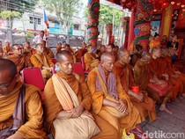 Tiba di Magelang, Biksu Thudong Dipijat Sekelompok Terapis
