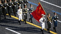 Tentara China ikut memeriahkan parade militer di Lapangan Merah, Moskow, Jumat (9/5/2025). China dan Rusia merupakan sekutu. (Alexander Vilf/Host agency RIA Novosti/Reuters)