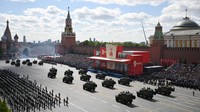 Kendaraan tempur terlibat dalam parade militer di Lapangan Merah, Moskow, Jumat (9/5/2025).  (Alexander Vilf/Host agency RIA Novosti/Reuters)