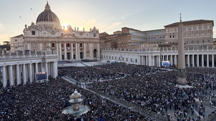 Faithful gather at St. Peter's Square as Pope Leo XIV, Cardinal Robert Prevost of the United States is elected, at the Vatican, May 8, 2025. REUTERS/Murad Sezer