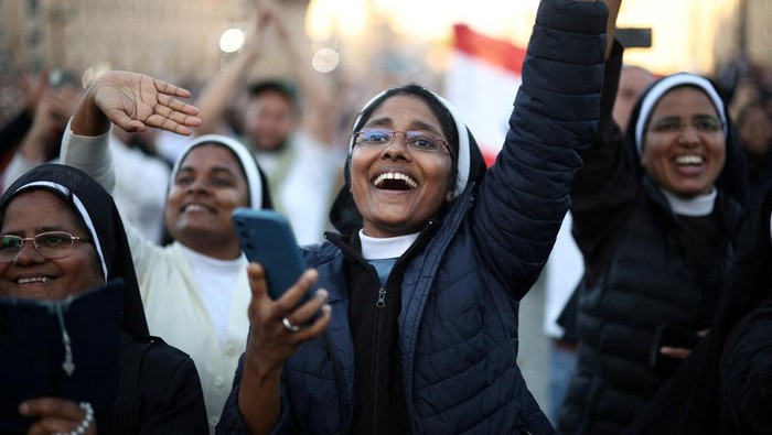 Nuns react to the announcement that U.S. Cardinal Robert Prevost has been elected by the conclave as new pope, with the name Pope Leo XIV, at the Vatican, May 8, 2025. REUTERS/Marko Djurica      TPX IMAGES OF THE DAY