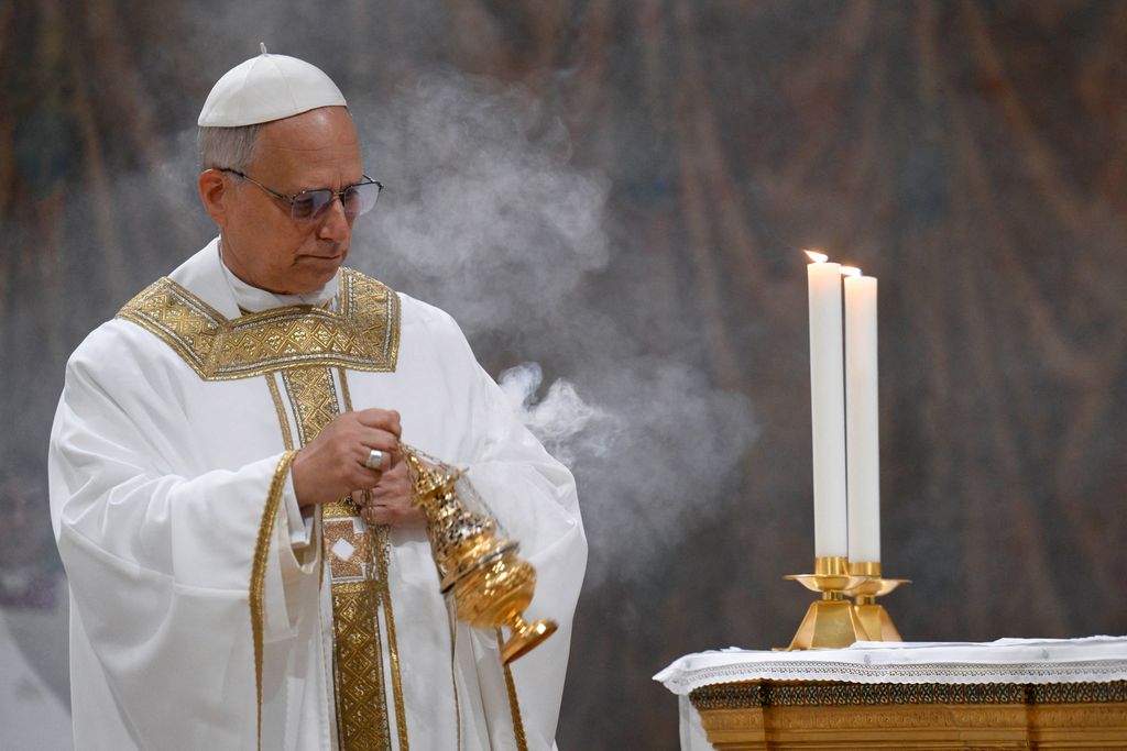 Paus Leo XIV memimpin Misa di Kapel Sistina di Vatikan, 9 Mei 2025. (Vatican Media/Simone Risoluti ­Handout via REUTERS)