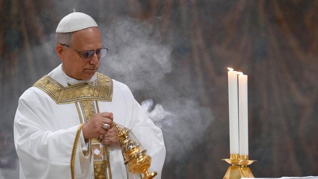 Paus Leo XIV memimpin Misa di Kapel Sistina di Vatikan, 9 Mei 2025. (Vatican Media/Simone Risoluti ­Handout via REUTERS)