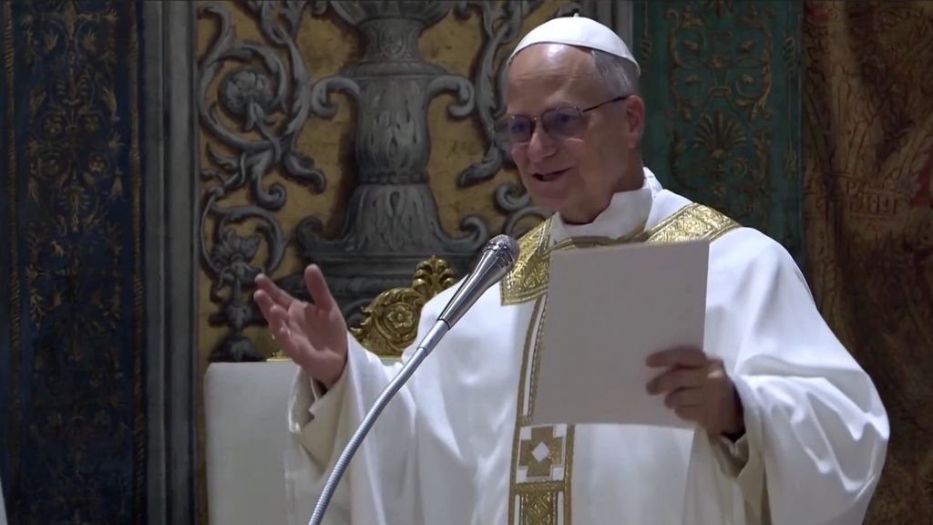 Paus Leo XIV pimpin misa perdana setelah dinobatkan jadi Paus ke-267 hasil Konklaf 7-8 Mei 2025 di Vatikan. (Tangkapan Layar Video Reuters/VATICAN MEDIA)