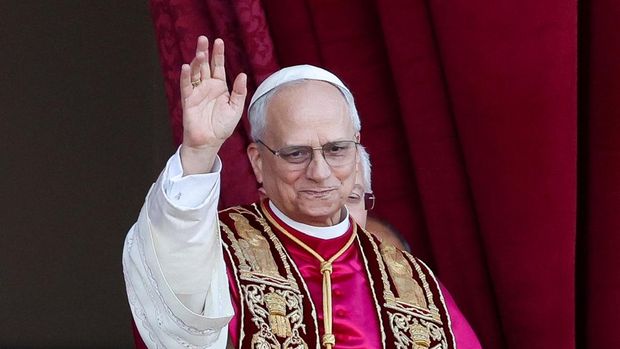 Paus Leo XIV, yang baru terpilih dari hasil Konklaf tanggal 7-8 Mei 2025, menyampaikan salam dan berkat pertamanya dari balkon Basilika Santo Petrus< Vatikan, Rabu (7/5/2025). (REUTERS/Claudia Greco)