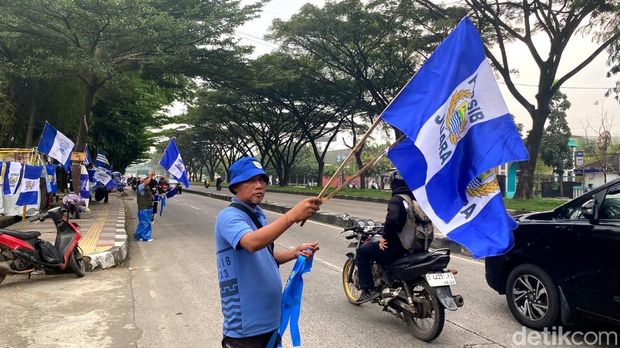 Pedagang atribut Persib di Jalanan Kota Bandung.