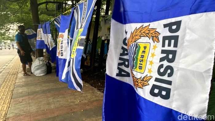 Pedagang atribut Persib di Jalanan Kota Bandung.