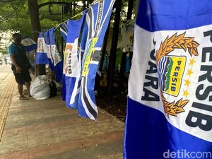 Pedagang Atribut yang Nikmati Manisnya Persib Juara Liga 1