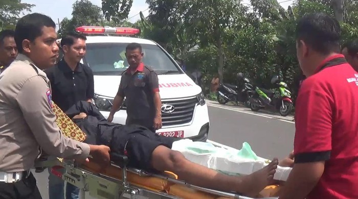 Evakuasi korban setelah tertabrak truk di di Jalan Raya Ngawi – Paron