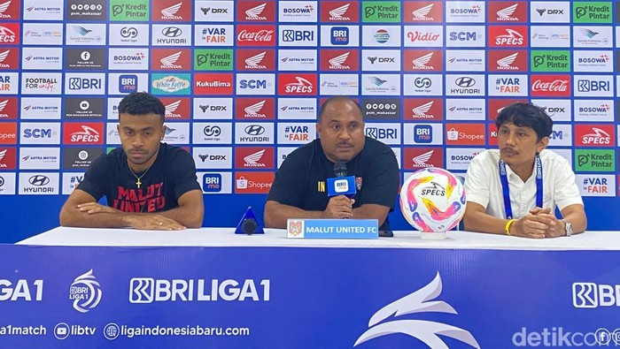 Pelatih Malut United Imran Nahumarury dan pemain Yance Sayuri dalam sesi prematch konferensi pers jelang lawan PSM Makassar di Stadion Gelora BJ Habibie dalam laga Liga 1 2024/2025.