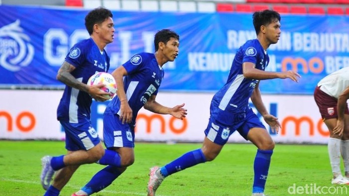 Pemain PSIS saat mengejar ketinggalan gol di laga Liga 1 2024/2025.