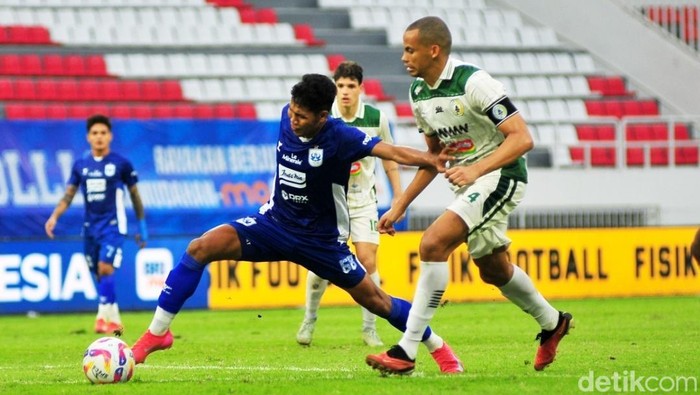 Pemain PSIS, Tri Setiawan mendapat kawaln ketat bek PSS, Kleberson, Stadion Jatidiri, Semarang, Jumat (9/5/2025).