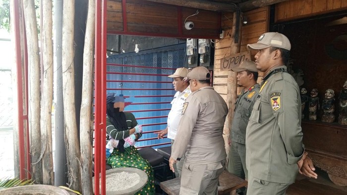 Pengemis wanita dan bayinya di Kota Kediri saat hendak diamankan Satpol PP