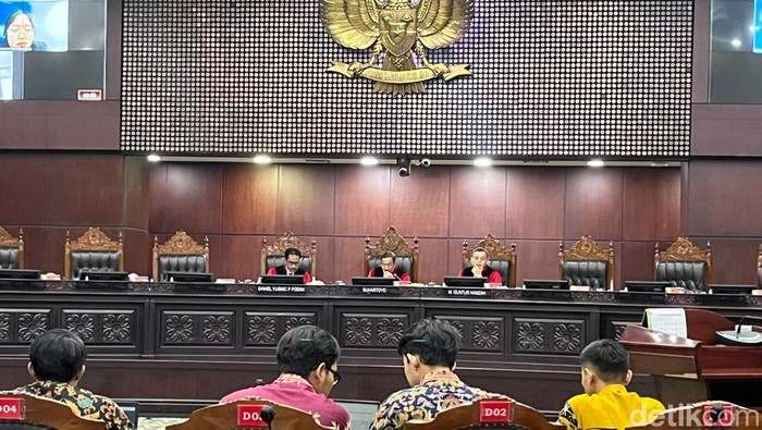 Pemohon yang tergabung dalam advokat dan mahasiswa menggunggat Pasal 47 ayat 2 UU Nomor 3 Tahun 2025 tentang Perubahan Atas UU Nomor 34 Tahun 2004 tentang TNI ke Mahkamah Konstitusi (MK). (Anggi/detikcom).