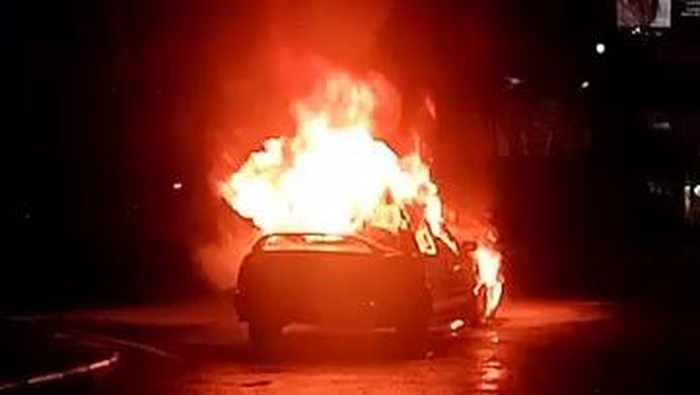 Penampakan mobil terbakar di jalan Tunggul Wulung Desa Puri Kecamatan Pati, Jumat (9/5/2025).
