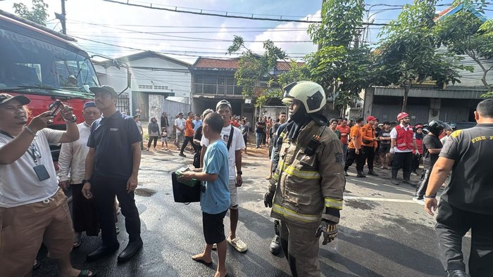 Penanganan kebakaran kios buku di Jalan Semarang, Surabaya.