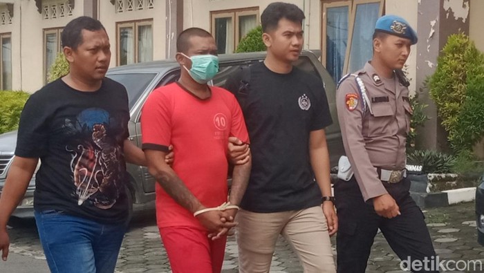 Buruh bangunan pencuri motor sesama pekerja saat dihadirkan di Mapolres Klaten, Jumat (9/5/2025).
