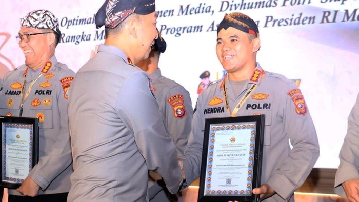 Penghargaan untuk Bidang Humas Polda Jabar.