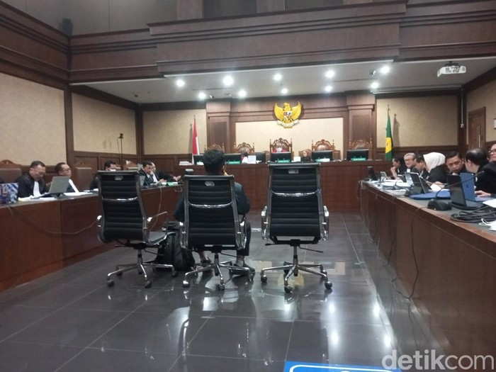 Penyidik KPK AKBP Rossa Purbo Bekti dihadirkan sebagai saksi kasus perintangan penyidikan dengan terdakwa Hasto Kristiyanto di Pengadilan Tipikor Jakarta (Mulia/detikcom)