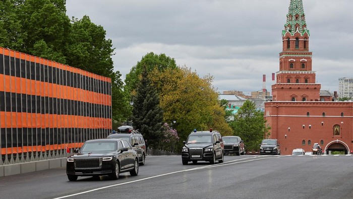 Pertemuan Putin-Xi Jinping Saat Ketegangan India-Pakistan Chinese President Xi Jinping arrives at a meeting with Russian President Vladimir Putin at the Kremlin in Moscow, Russia, May 8, 2025. Yuri Kochetkov/Pool via REUTERS