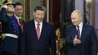 Presiden Rusia Vladimir Putin (kanan) menyambut Presiden China Xi Jinping di Moskow, Kamis (9/5/2025). Pertemuan Xi Jinping dan Putin dilakukan saat negara tetangga mereka berseteru yakni Pakistan dan India.
