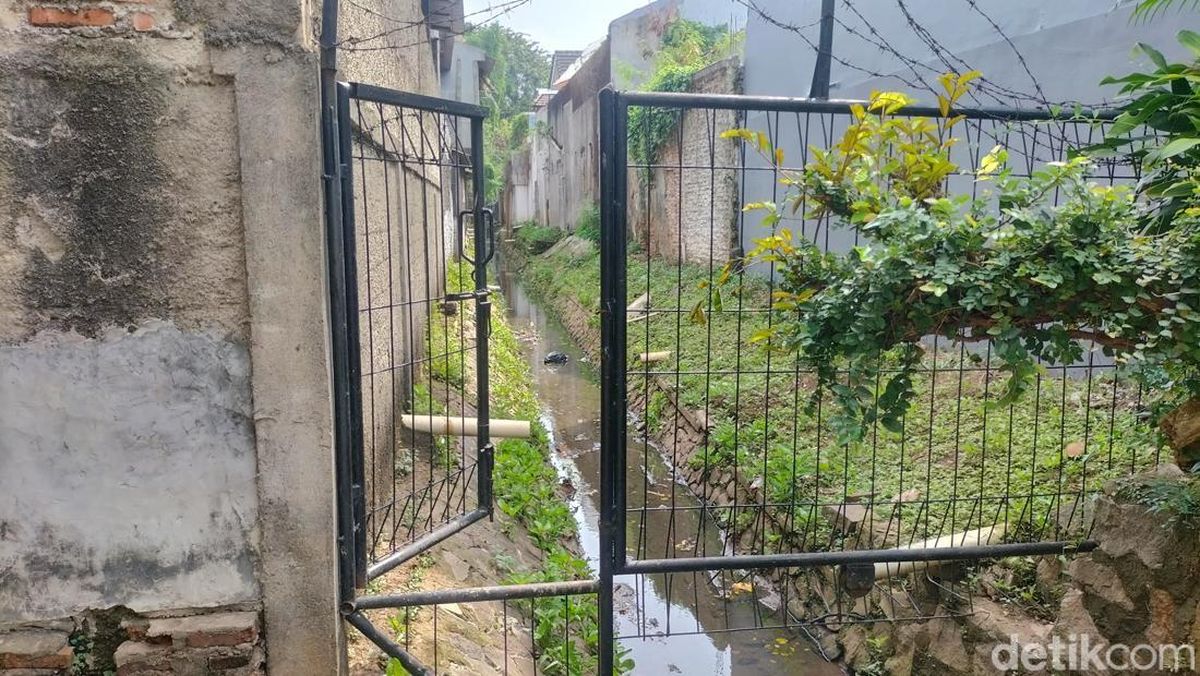 Perumahan Katon Bagaskara Kerap Banjir, Warga Beli Pompa Buang Air ke Kali