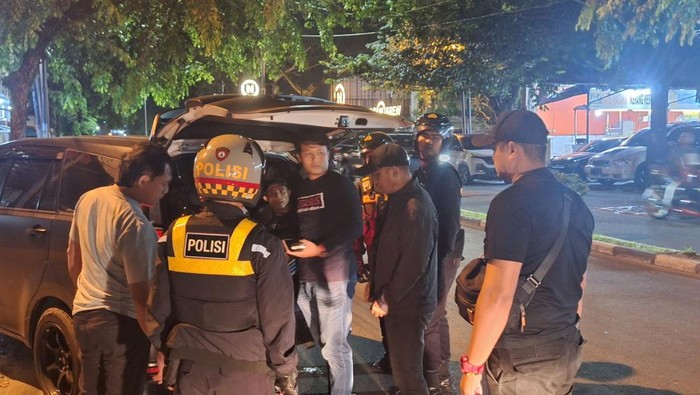 Petugas kepolisian saat mengamankan preman yang meresahkan masyarakat. (Dok. Polda Sumut)