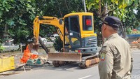 Petugas gabungan dari pemerintah daerah Kota Bekasi melakukan penertiban lapak pedagang kaki lima di sepanjang bantaran Kali Rawa Tembaga, Jalan Kemakmuran, Bekasi, Jumat (9/5/2025). Penertiban dilakukan secara bertahap dengan menyasar kios-kios dan bangunan semi permanen yang berdiri di atas saluran air.