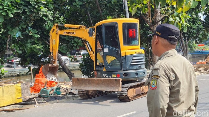 PKL Rawa Tembaga Dibongkar demi Penataan Kota Bekasi Petugas gabungan dari pemerintah daerah Kota Bekasi melakukan penertiban lapak pedagang kaki lima di sepanjang bantaran Kali Rawa Tembaga, Jalan Kemakmuran, Jumat (9/5/2025). Penertiban dilakukan secara bertahap dengan menyasar kios-kios dan bangunan semi permanen yang berdiri di atas saluran air.