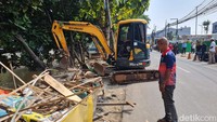 Banyak lapak yang dibongkar merupakan tempat usaha warga yang telah lama berjualan di kawasan tersebut. Meski sebagian pedagang telah diberi peringatan sebelumnya, proses pembongkaran tetap menyisakan rasa kecewa bagi sejumlah pemilik lapak.