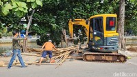 Keberadaan lapak-lapak tersebut dinilai telah mengganggu aliran air dan mempersempit akses jalan bagi warga sekitar. Tak hanya itu, tumpukan sampah dari aktivitas jual beli juga berkontribusi pada pencemaran lingkungan kali.
