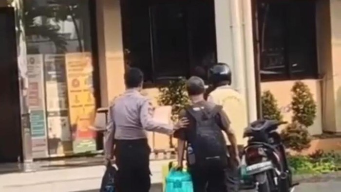 Ngadu Habis Ongkos ke Polisi, Kakek Andi Akhirnya Disewakan Ojol untuk Pulang