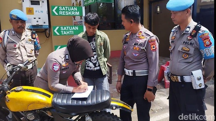 Polisi menyita motor pemuda yang mengacungkan jari tengah ke Polantas Maros.