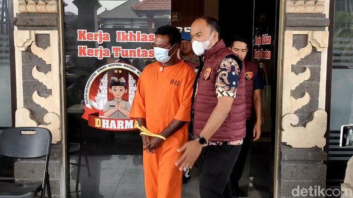 Polres Badung menangkap Yonatan Sunbanu alias Jon terkait praktik pengoplosan gas LPG di wilayah Desa Darmasaba, Kecamatan Abiansemal, Badung, Bali. (Foto: Agus Eka/detikBali)