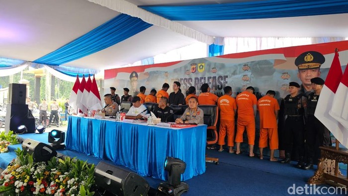 Polres Bogor bersama Polresta Bogor Kota mengungkap kasus perampasan motor oleh debt collector (mata elang). Polisi menyatakan serius menindak premanisme. (Rizky AM/detikcom)