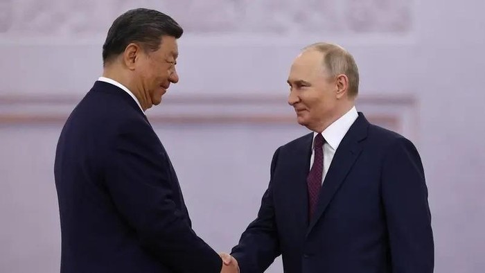 Russian President Vladimir Putin shakes hands with his Chinese counterpart Xi Jinping during a welcoming ceremony before their talks at the Kremlin in Moscow, Russia, May 8, 2025. (Reuters)