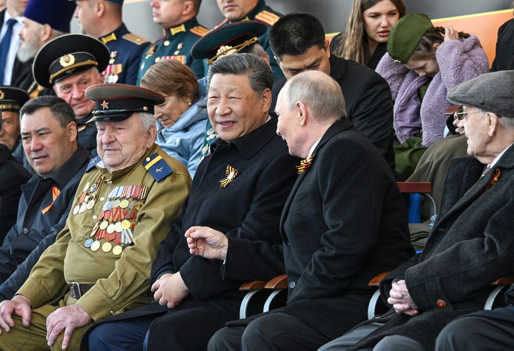 Presiden Rusia Vladimir Putin dan mitranya dari China Xi Jinping menghadiri parade militer pada Hari Kemenangan, menandai peringatan 80 tahun kemenangan atas Nazi Jerman dalam Perang Dunia Kedua, di Lapangan Merah di pusat kota Moskow, Rusia, 9 Mei 2025. (Sergei Bobylyov/Host agency RIA Novosti/Handout via REUTERS)