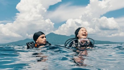 Potret Prilly Latuconsina Ajak Omara Esteghlal Menyelam di Laut Pertama Kali