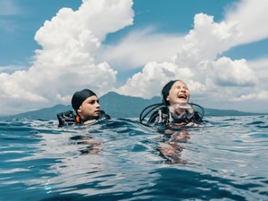 Demi Cinta Prilly, Omara Esteghlal Rela Selami Lautan