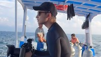 Meski baru pertama kali, Omara Esteghlal langsung bisa menikmati dan senang di laut. Foto: dok. Instagram Prilly Latuconsina