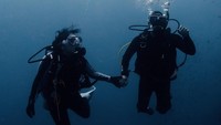 Our first dive together — the beginning of many underwater adventures, tulis Prilly Latuconsina. Foto: dok. Instagram Prilly Latuconsina
