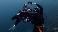 Love sign di bawah laut dari Omara Esteghlal dan Prilly Latuconsina. Foto: dok. Instagram Prilly Latuconsina