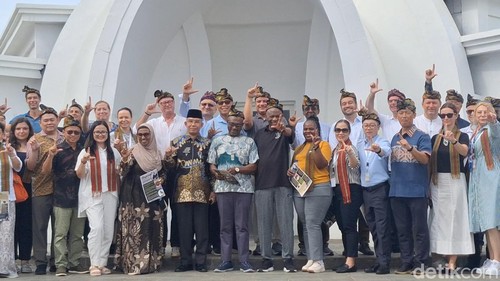 Puluhan perwakilan duta besar menyambangi Eks Pelabuhan Ampenan dalam rangka kegiatan Indonesia Gastrodiplomacy Series 2025, Jumat (9/5/2025). (Nathea Citra/detikBali)