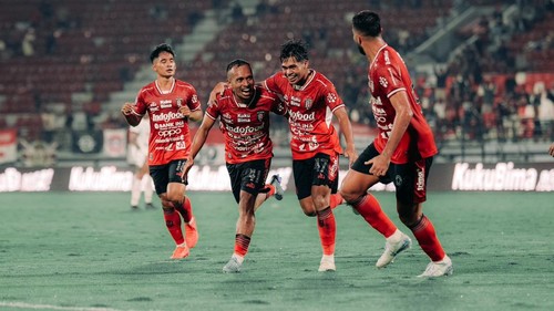 Rahmat Arjuna Rezki (dua dari kanan) bersama pemain Bali United lainnya seusai mencetak gol ke gawang Persija Jakarta di Stadion Kapten I Wayan Dipta, 15 Desember 2024. (Foto: Dok. Bali United)