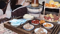 Saat liburan di China, Regina juga menikmati sensasi afternoon tea yang dipadukan dengan kudapan tradisional khas China. Foto: Instagram @reginaaphx