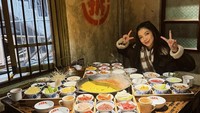 Tak kalah seru momen Regina saat liburan di China. Ia mampir ke sebuah restoran yang menawarkan berbagai menu autentik. Foto: Instagram @reginaaphx