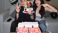 Salah satu yang menjadi sorotan adalah ketika Regina memberikan kejutan kue ulang tahun untuk Okin. Kuenya didesain dengan klub bola favorit Okin. Foto: Instagram @reginaaphx