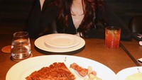 Terakhir ada keseruan Regina Phoenix saat menikmati steak. Posenya yang satu ini sukses menarik perhatian netizen.  Foto: Instagram @reginaaphx