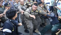 Proses relokasi menuai protes karena dinilai mendadak dan belum sepenuhnya disetujui oleh para pedagang. Sejumlah mahasiswa yang tergabung dalam aksi solidaritas menyebut bahwa relokasi ini mengancam mata pencaharian para pedagang yang telah lama berjualan di lokasi lama.  