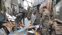 Aksi pembongkaran dilakukan sebagai tindak lanjut dari keputusan Pemerintah Kota Samarinda yang merelokasi 57 pedagang ke Pasar Beluluq Lingau di Jalan PM Noor. Kebijakan tersebut diambil setelah pemilik lahan Pasar Subuh meminta agar kawasan itu segera dikosongkan.  